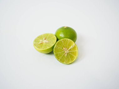 Dilimleri kesilmiş ve döndürülmüş limon ikilisi narenciye tarifi kartları veya sağlık içeceği tanıtımı için ideal iç dokuları ortaya çıkarmak için