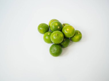 Yukarıdan çekilmiş yeşil kireç meyveleri ve temiz yemek fotoğrafçılığı için doğal ışıklandırma.