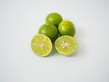 Citrus tabanlı kavramlar için beyaz arkaplan renklendirme biçimi ve rengi üzerine kompakt bir piramit düzeninde düzenlenmiş üç limondan oluşan stüdyo çekimi