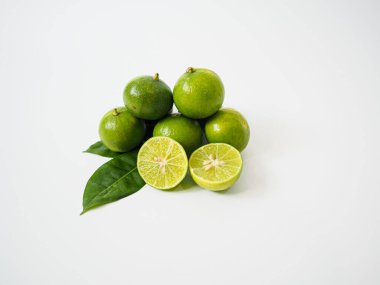 Sağlıklı beslenme ve pişirme materyali görsellerinde denge ve uyum için üçgen şeklinde dizilmiş üç limon.