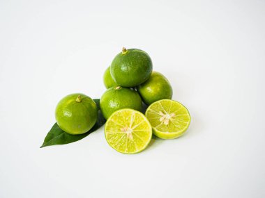 İki limonun yakın plan fotoğrafı ve yumuşak gölgeli kesilmiş bir kireç ve yemek tasarımı veya ticari menüler için ayrıntılı narenciye posası.