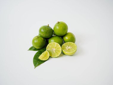 Yüksek çözünürlüklü gıda fotoğrafçılığı içeriğindeki doğal limon kümesi ve çiftlik tablosu ve Güneydoğu Asya ürünleri için dilimlenmiş kama