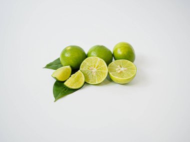 Dilimlenmiş segmentlerle dilimlenmiş limon meyveleri grubu, yemek medyası ve sağlık tabanlı bilgi grafikler için kırsal ama temiz bir görsel ideal oluşturdu.