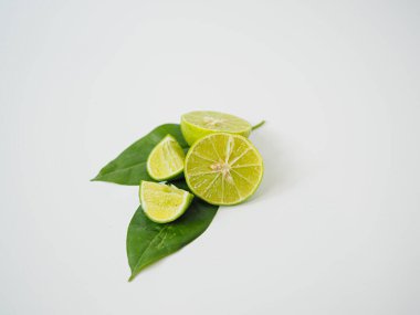  Kısmi dilimlerle yaprak üzerinde tam limon meyvesi sağlıklı ve narenciye temalı kullanım için canlı yeşil bir ton ve dengeli bir kompozisyon sağlar.