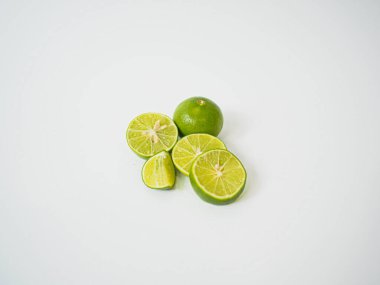  Premium organik gıda ve sağlıklı ürün görselleri için beyaz arka plana dikkatlice yerleştirilmiş dilimlenmiş taze limonların üst görüntüsü