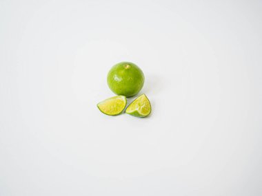 Saf maddeyi yansıtmak için yumuşak ışık altında yakalanan küçük takozlu yeşil kireç.