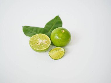 Minimalist kompozisyonda iki dilim limon ve yaprak vuruşu. 