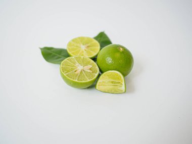 İnce dilimlerle düzenlenmiş limon grubu gıda stoku kullanımı için taze turunçgiller ve renkler vurguluyor. 