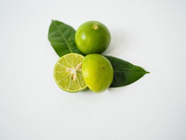 Dilimlenmiş kesitli limon meyveleri sulu dokuya ve doğal malzemelere vurgu yapıyor.