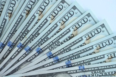 Farklı adaylıkları olan bir sürü banknot büyük bir yığın halinde duruyor.