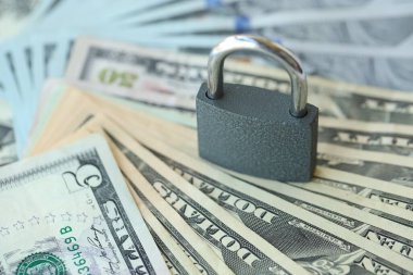 Dolar banknotları ve ekonomik yaptırımlar uygulamak için kapalı kilit. Amerikan parası ve asma kilit