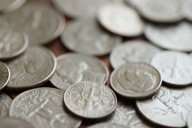 Birleşik Devletler para birimi olarak büyük miktarda gümüş Amerikan senti yığını.