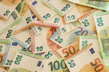 Finans geçmişi olarak Avro kâğıt desteleri yığını. Finansal, tasarruf veya yatırım kavramı