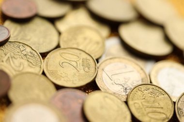 Avro sikkeleri yığını. Ticari para, mali nakit, para ve ekonomi kavramları için çeşitli EURO sikkeleri