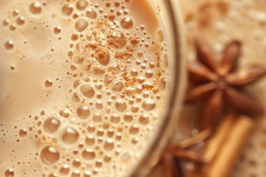 Buzlu Vanilyalı Chai Latte kahvesi resmi. Yemek blogu için profesyonel fotoğraf