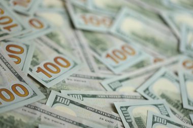 Büyük miktarda Amerikan Doları 'na ait banknotlar kapanıyor. İş ve zengin yaşam konsepti