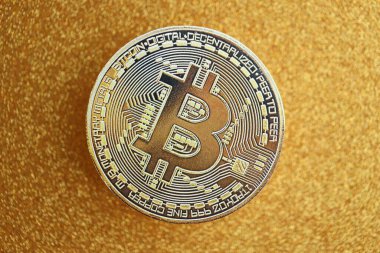 Soyut sarı parıltılı parlayan konfeti üzerine Bitcoin madeni para yakın plan