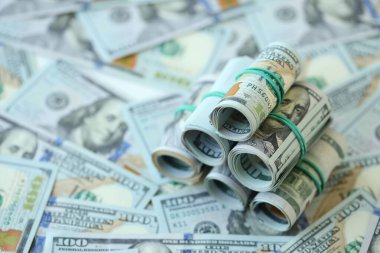 Birçok rulo 100 dolarlık banknotlar büyük miktarda Amerikan para banknotları üzerine kuruludur.