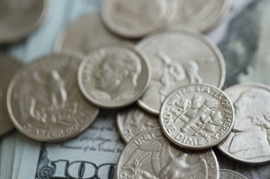 Yüzlerce dolarlık banknotlar ve Amerikan sentleri kapanıyor. Farklı paralar ve banknotlar.