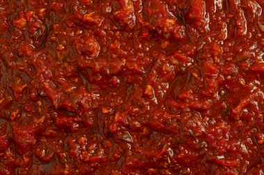 Koyu kırmızı bolonez ya da salam sosu görüntüsü. Yemek blogu için profesyonel fotoğraf