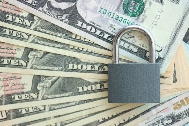 Dolar banknotları ve ekonomik yaptırımlar uygulamak için kapalı kilit. Amerikan parası ve asma kilit