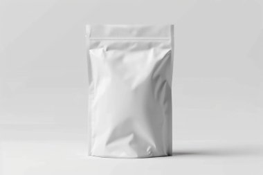 Beyaz arka planda boş folyo plastik torba kahve torbası. Paketleme şablonu modelini kapat. Yüksek kalite fotoğraf