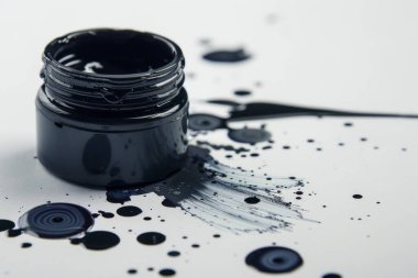 Siyah mürekkep kutusu ve sıvı kaligrafi mürekkebi. Yüksek kalite fotoğraf