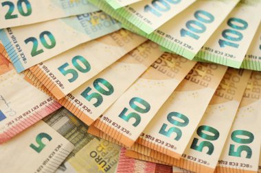 Finans geçmişi olarak Avro kâğıt desteleri yığını. Finansal, tasarruf veya yatırım kavramı