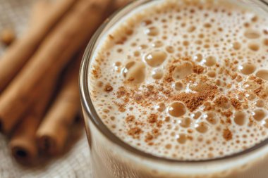 Buzlu Vanilyalı Chai Latte kahvesi resmi. Yemek blogu için profesyonel fotoğraf
