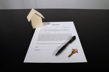 Minyatür ev, kalem ve anahtarla..