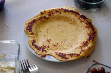 Kahvaltı için taze yumurtalı gözleme.,