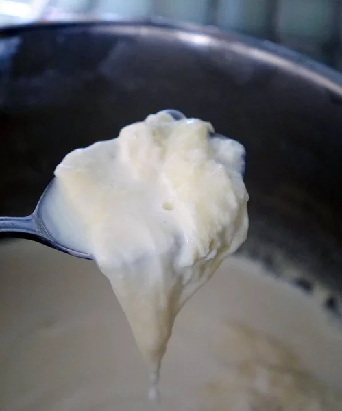 Gotowane Mleko Krowie Utworzona Nim Śmietana Mleczna Tłuszcz Mleczny — Zdjęcie stockowe