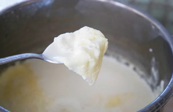 煮熟的牛奶和牛奶奶油在上面形成 牛奶脂肪 — 图库照片