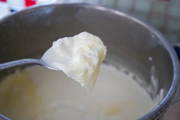 牛乳とミルククリームを調理し乳脂肪を作り — ストック写真