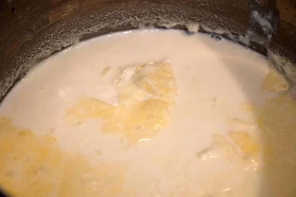 Susu Sapi Yang Dimasak Dan Krim Susu Yang Terbentuk Atasnya — Stok Foto