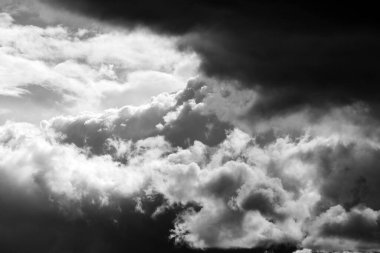 Kapalı kara bulutlar, hareket eden fırtına bulutları, fırtınalı yağmur bulutları,
