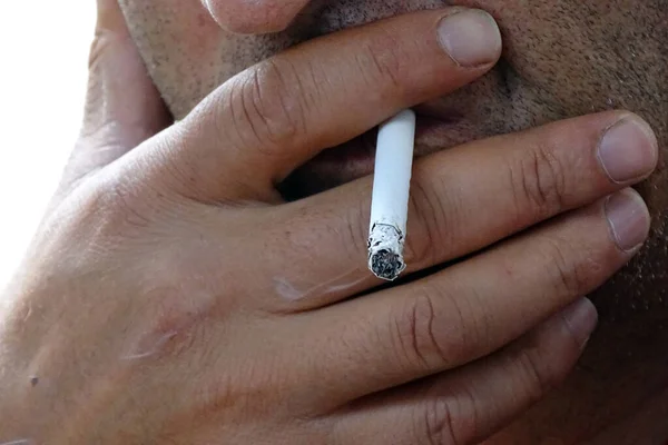 Ein Armer Mann Der Raucht Raucht Und Haut Gesundheit Der — Stockfoto