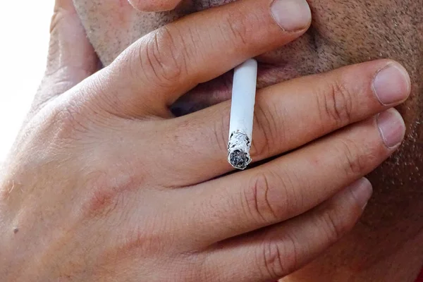 Eine Menschliche Hand Hält Eine Zigarette Zigaretten Und Krebs Zigaretten — Stockfoto