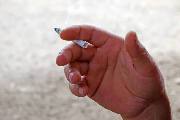 一个手握香烟 香烟和癌症的人 香烟是导致呼吸急促的原因 — 图库照片