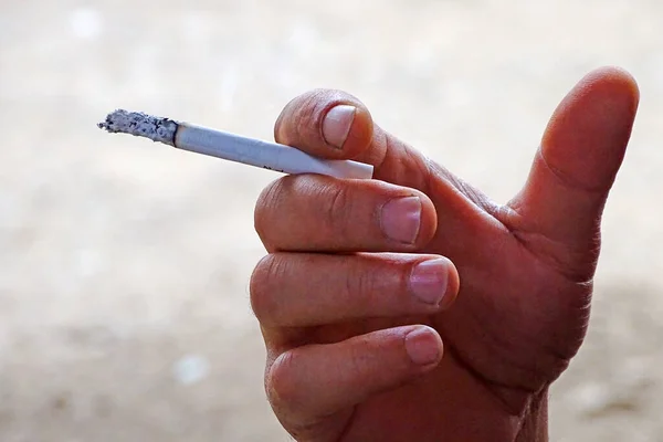 一个手握香烟 香烟和癌症的人 香烟是导致呼吸急促的原因 — 图库照片