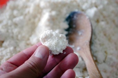 Taze lor peyniri, bir kase taze üretilen kaymak peyniri.,