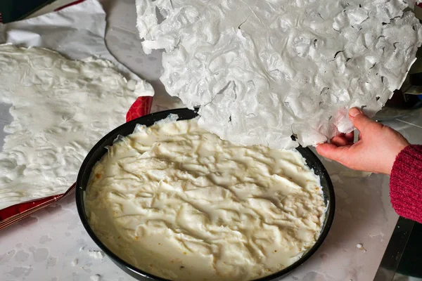 トルコのデザート グララ ガラのデザートを作る女性 ラマダーン月に作られたトルコのデザート ミルクとグルラック — ストック写真