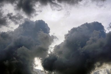 Karanlık gökyüzü, fırtına ve yağmur bulutları gökyüzünde, kara bulutlar ve gökyüzü, kapalı kara bulutlar,