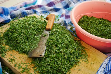 Türkiye 'nin Yozgat ilinde pişirilen ve yenen tüm tohum bitkileri (madimak bitkisi).