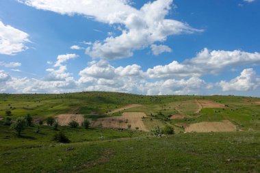 Bulutlu gökyüzü ve yeşil manzara, harika bahar manzarası, yeşil tarla ve tepe manzarası,