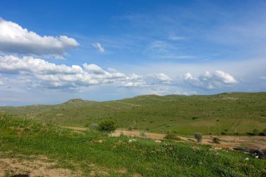 Bulutlu gökyüzü ve yeşil manzara, harika bahar manzarası, yeşil tarla ve tepe manzarası,