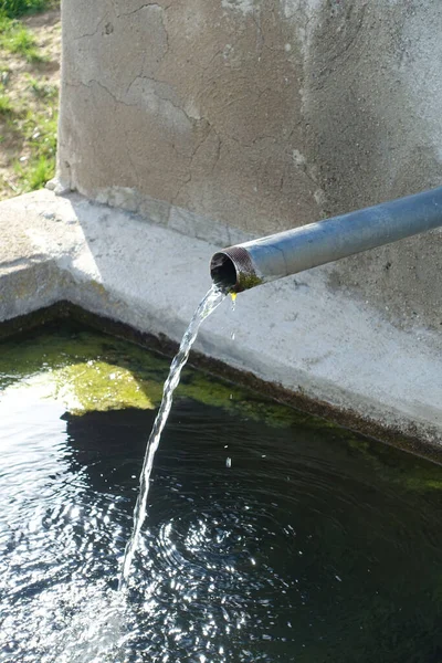 Zbliżenie Fontanny Wody Pitnej Płynącej Rury Przepływ Czystej Wody Fontanny — Zdjęcie stockowe