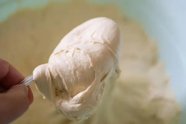 发酵过的面粉面团 原发酵过的面团 发酵过的成熟面团 — 图库照片