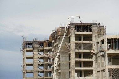 İnşaat ve beton harç makinesi inşaata beton harç döküyor,