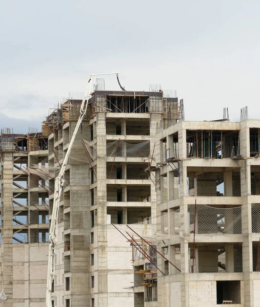 İnşaat ve beton harç makinesi inşaata beton harç döküyor,